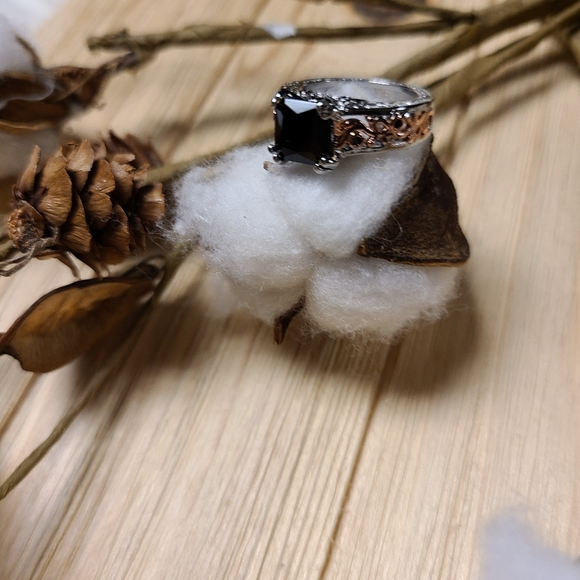 Exquisite Black Stone Ring with Rose Gold and Silver Accents - Picture 11 of 14